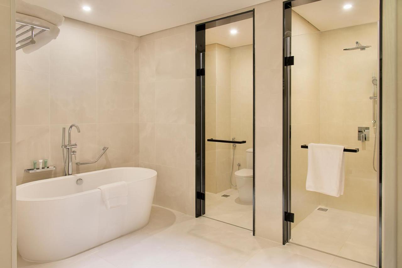 Asiana Grand Hotel Dubai Exterior foto A modern bathroom with a shower and a bathtub