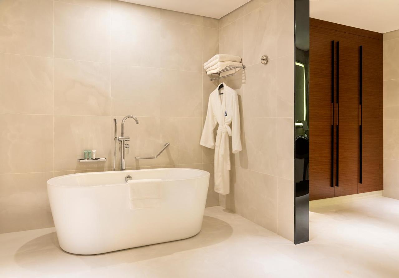 Asiana Grand Hotel Dubai Exterior foto A freestanding bathtub