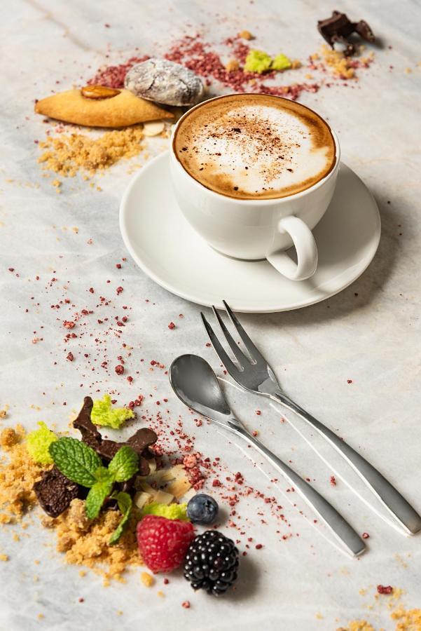 Asiana Grand Hotel Dubai Exterior foto A coffee cup with a saucer