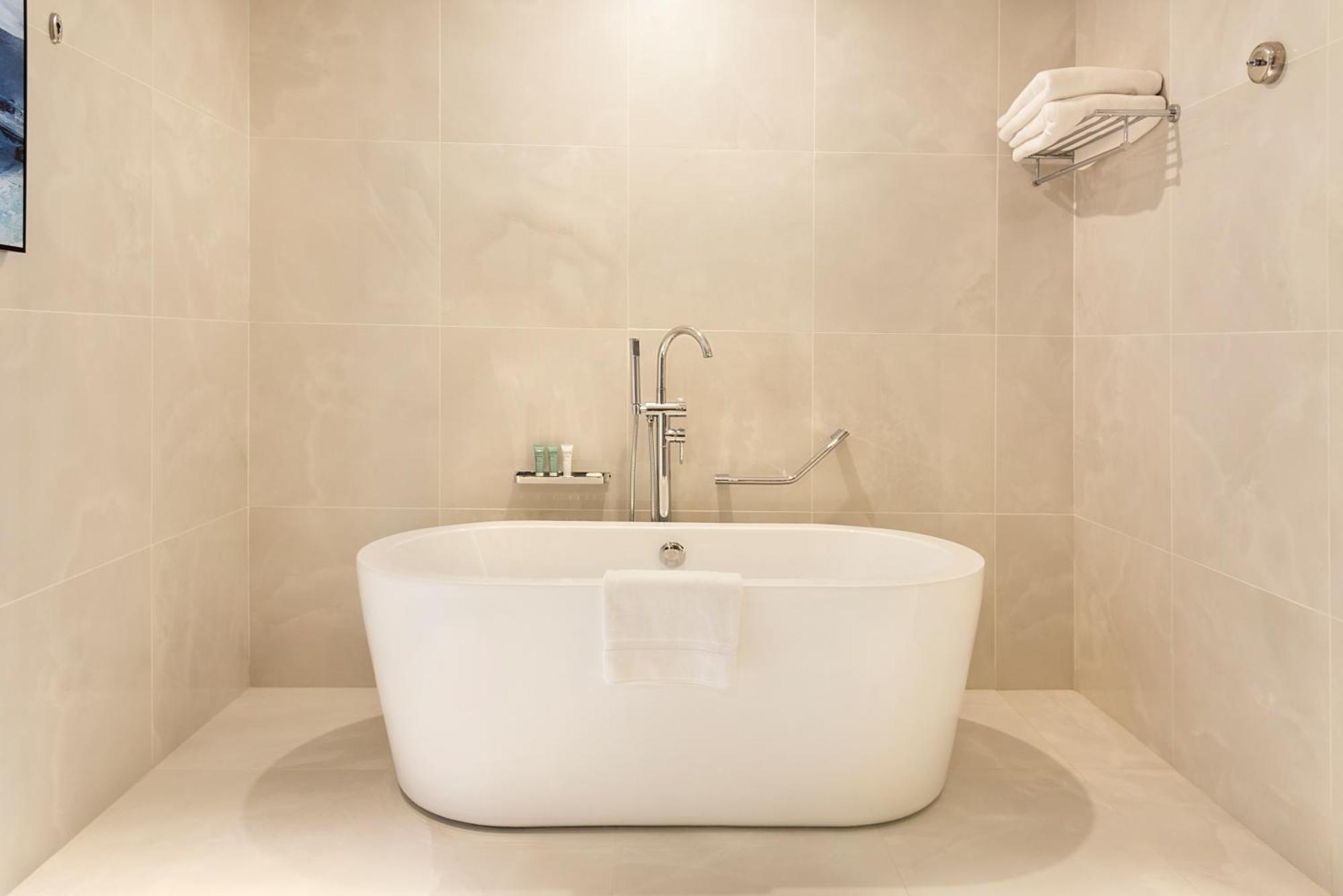Asiana Grand Hotel Dubai Exterior foto A freestanding bathtub